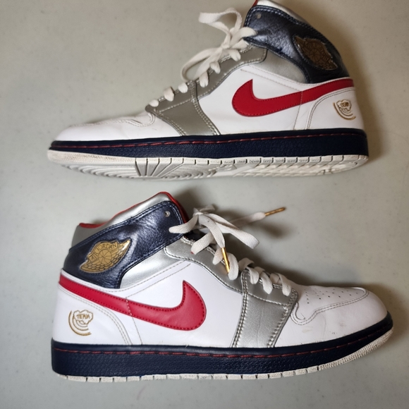 Jordan 1 Retro Olympic 2008 Authentic Collectible - Picture 4 of 9